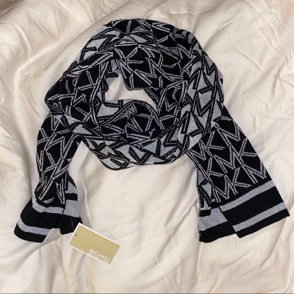 NWT Michael Kors Reversible Scarf • Black & Silver